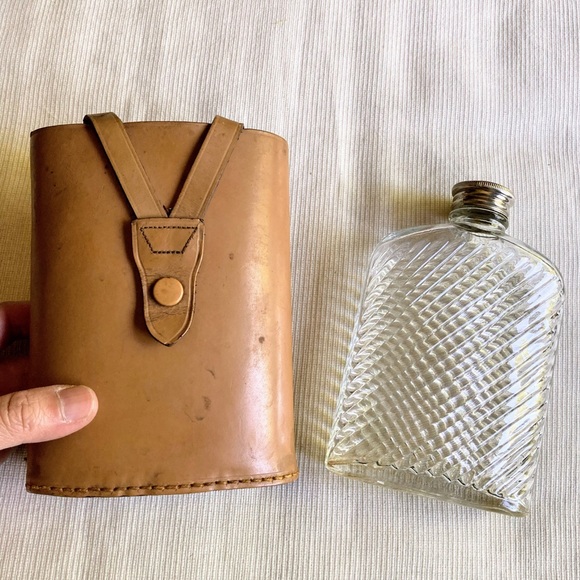 VINTAGE UNIVERSAL PAT'D FEB 8 1927 GLASS POCKET HIP FLASK AND FLASK HOLDER - Picture 2 of 16